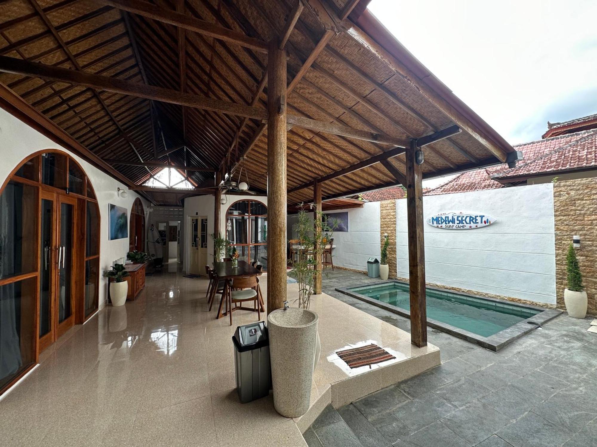 Medewi Secret Surfcamp Hotell Pulukan Eksteriør bilde