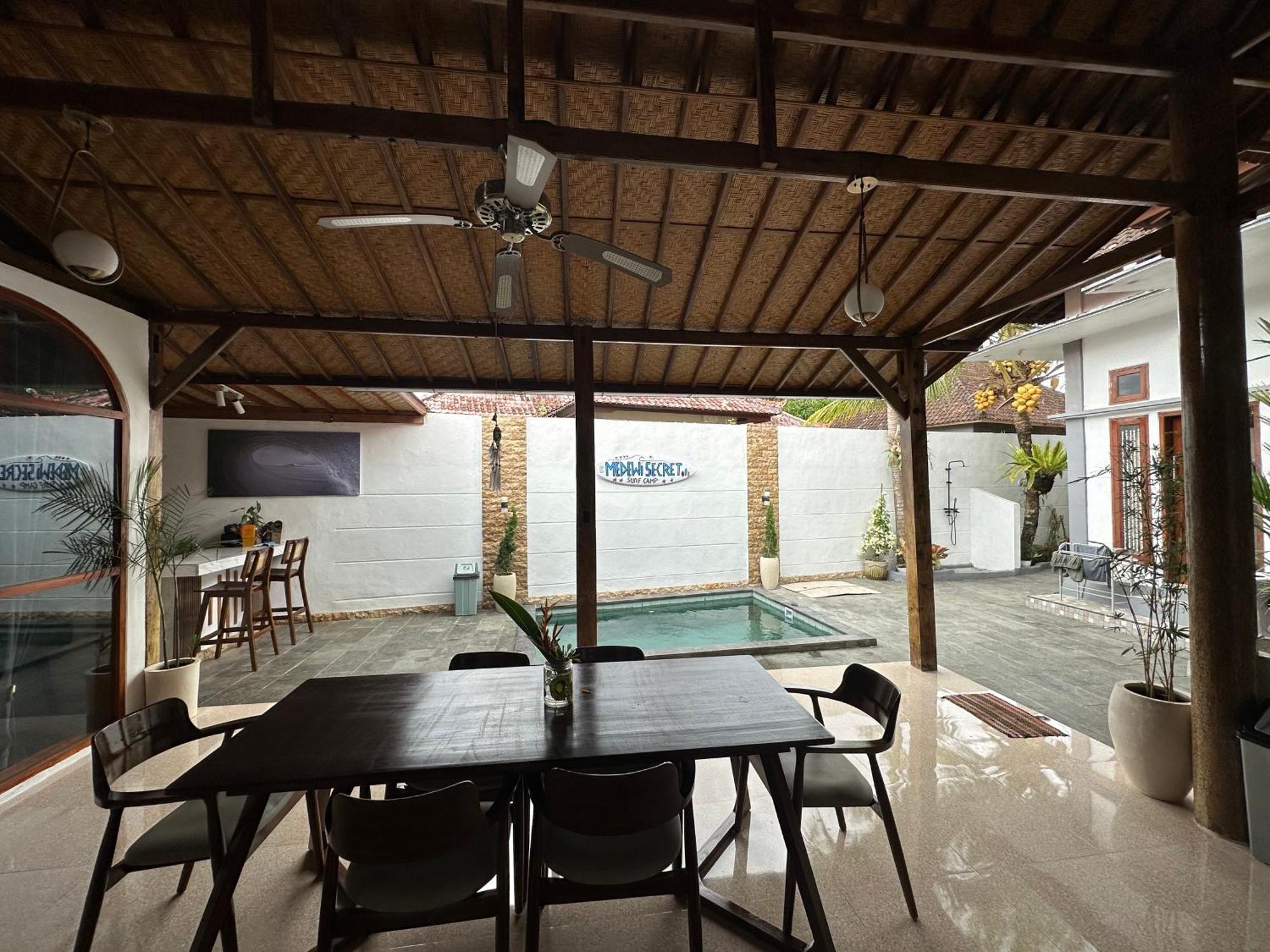 Medewi Secret Surfcamp Hotell Pulukan Eksteriør bilde