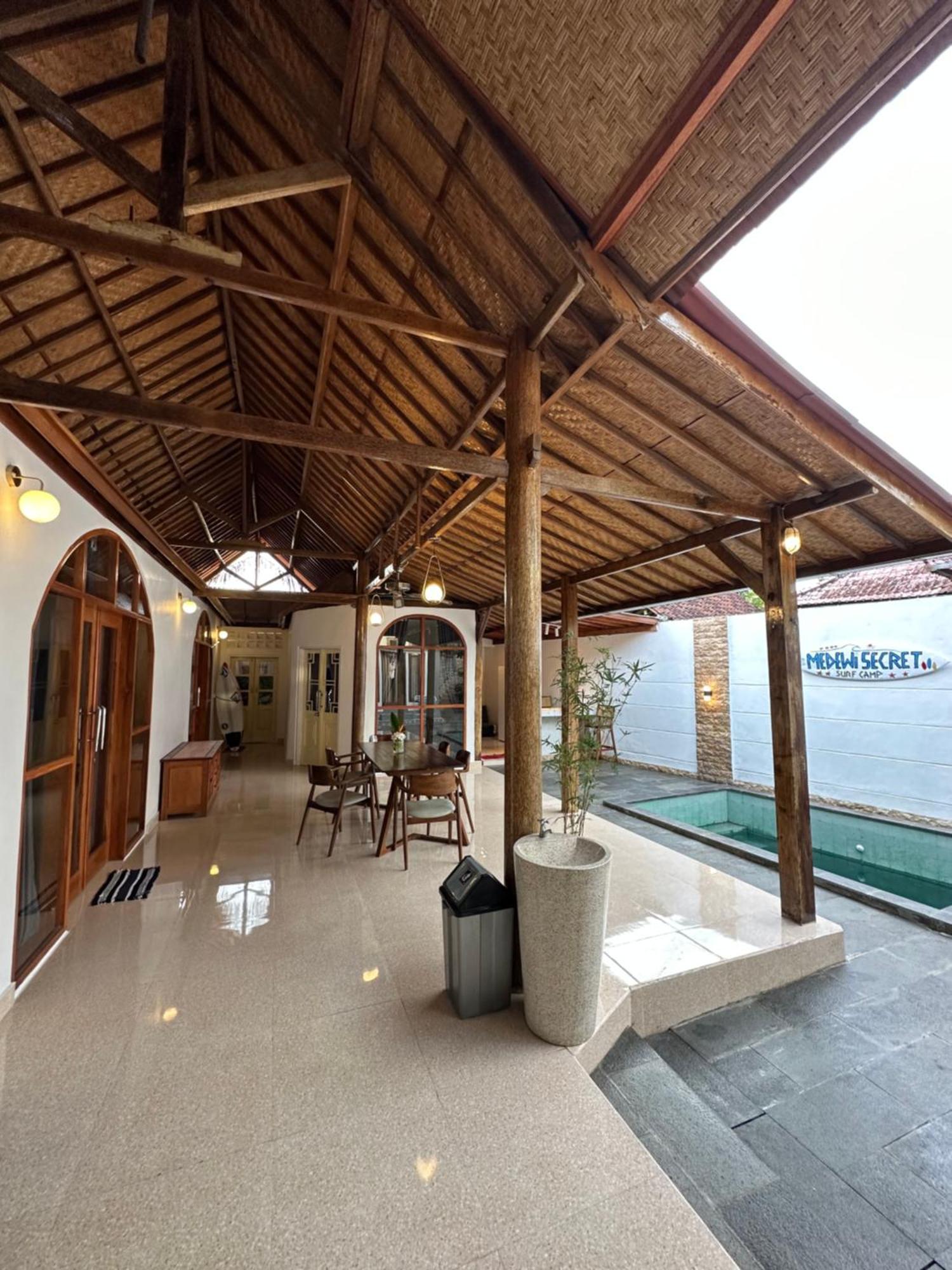 Medewi Secret Surfcamp Hotell Pulukan Eksteriør bilde