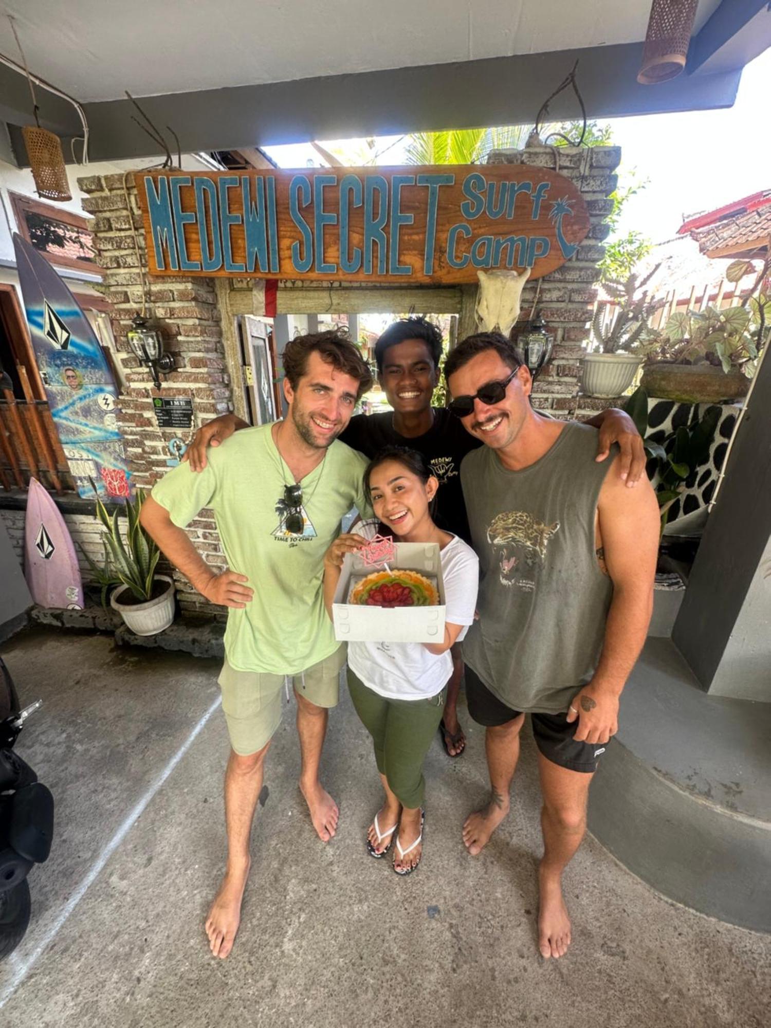 Medewi Secret Surfcamp Hotell Pulukan Eksteriør bilde